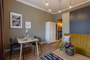 Appartement, 1 queensize bed met slaapbank, niet-roken, keuken | Woonruimte | Een 42-inch smart-tv met satellietzenders, Netflix en streamingdiensten