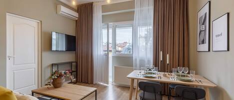 Apartment, 1 Queen Bed with Sofa bed, Non Smoking, Kitchen | 1 bedroom, blackout drapes, iron/ironing board, free WiFi