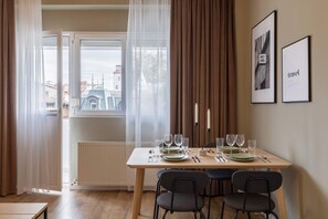 Apartamento, 1 cama Queen e sofá-cama, para não fumantes, cozinha | Área de estar | Smart TV 42 polegadas com canais via satélite, Netflix