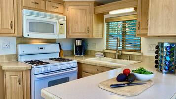 Kylskåp, mikrovågsugn, ugn och spishäll