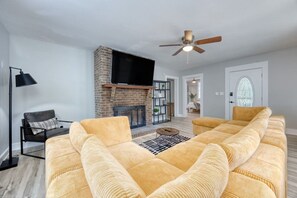 Smart TV, fireplace, video games, books - Downtown, 2 Kings, Family, 15 mins to Fort Benning (Columbus)