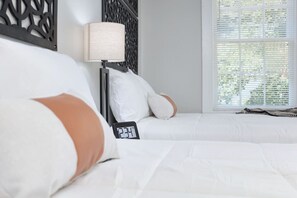 4 bedrooms, desk, iron/ironing board, travel cot - Downtown, 2 Kings, Family, 15 mins to Fort Benning (Columbus)