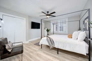 4 sovrum, värdeförvaringsskåp på rummet och skrivbord