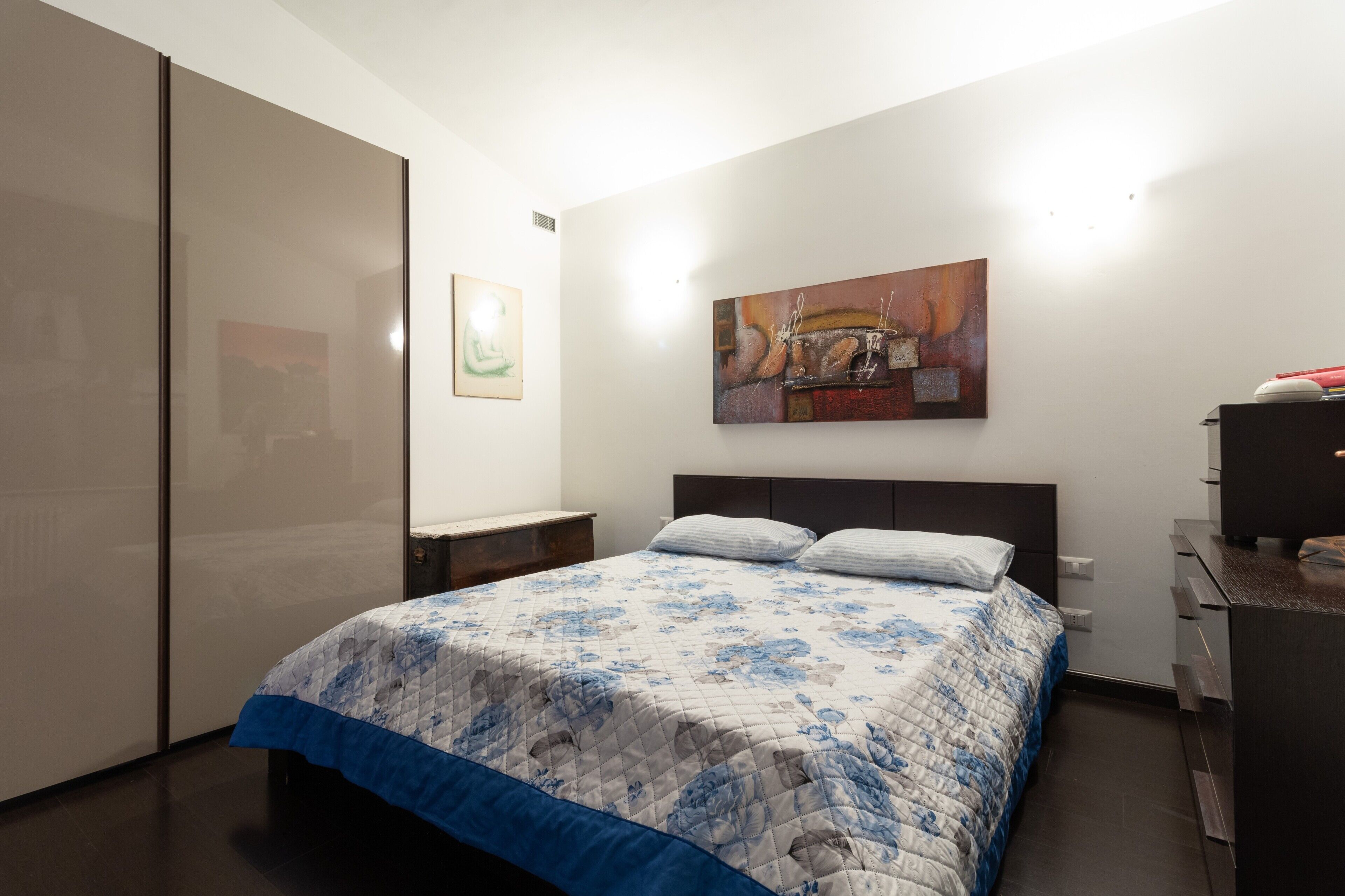 2 habitaciones, tabla de planchar con plancha y ropa de cama 