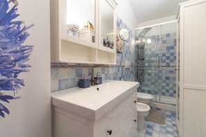 Een douche, een haardroger, handdoeken