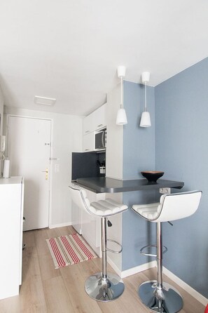 Microwave, stovetop - Charmant Studio au Cœur de Paris, Proche du Louvres (Paris)