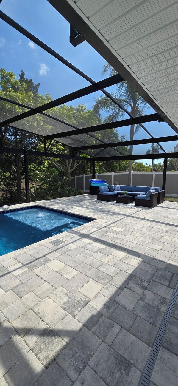 Outdoor pool, a heated pool - Luxury 3-bedroom pool house 5min away from Siesta Key (Sarasota)