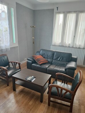 Fernseher, Videospiele, DVD-Player, Musikbibliothek