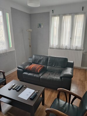 TV, video games, DVD player, music library - Detached house (Franconville)