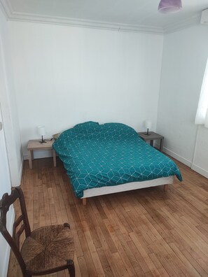 3 slaapkamers, een bureau, een strijkplank/strijkijzer, reisbedje