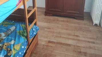 3 chambres, bureau, fer et planche Ă repasser, lit parapluie