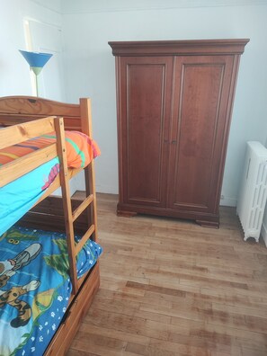 3 slaapkamers, een bureau, een strijkplank/strijkijzer, reisbedje