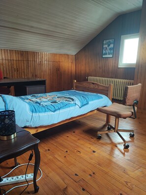 3 chambres, bureau, fer et planche à repasser, lit de bébé portatif