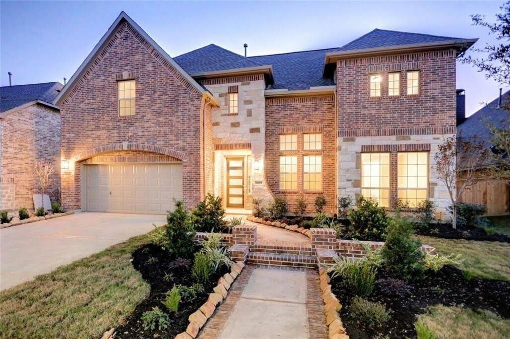 Beautiful 5-bedroom house in a resort-like community with access to everything