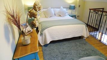 Habitación cuádruple de diseñador, varias camas, en edificio contiguo | 1 habitación, sábanas de algodón egipcio y ropa de cama de alta calidad