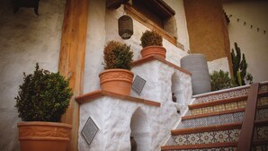 A staircase with terracotta pots and a cactus. - Terra Diaguita Hotel Boutique & Spa (La Serena)