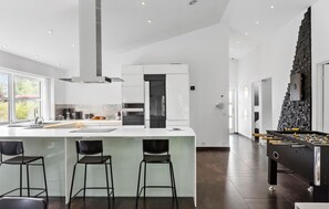 Kjøleskap, ovn, kokeplater og oppvaskmaskin