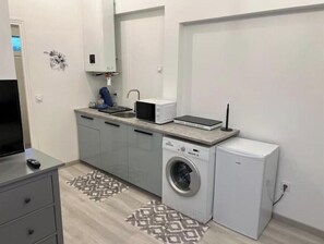 Een koelkast, een microgolfoven, een kookplaat, een vaatwasser