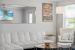 Smart TV - Modern 2BR/Hot Tub/Pergola Games (West Palm Beach)