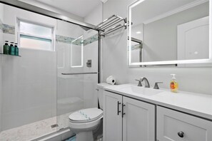 Douche, sèche-cheveux, serviettes fournies, savon