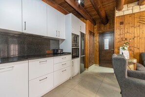 Jääkaappi, mikroaaltouuni, uuni, liesi