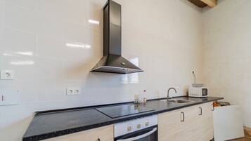 Frigorífico, microondas, horno y placa de cocina