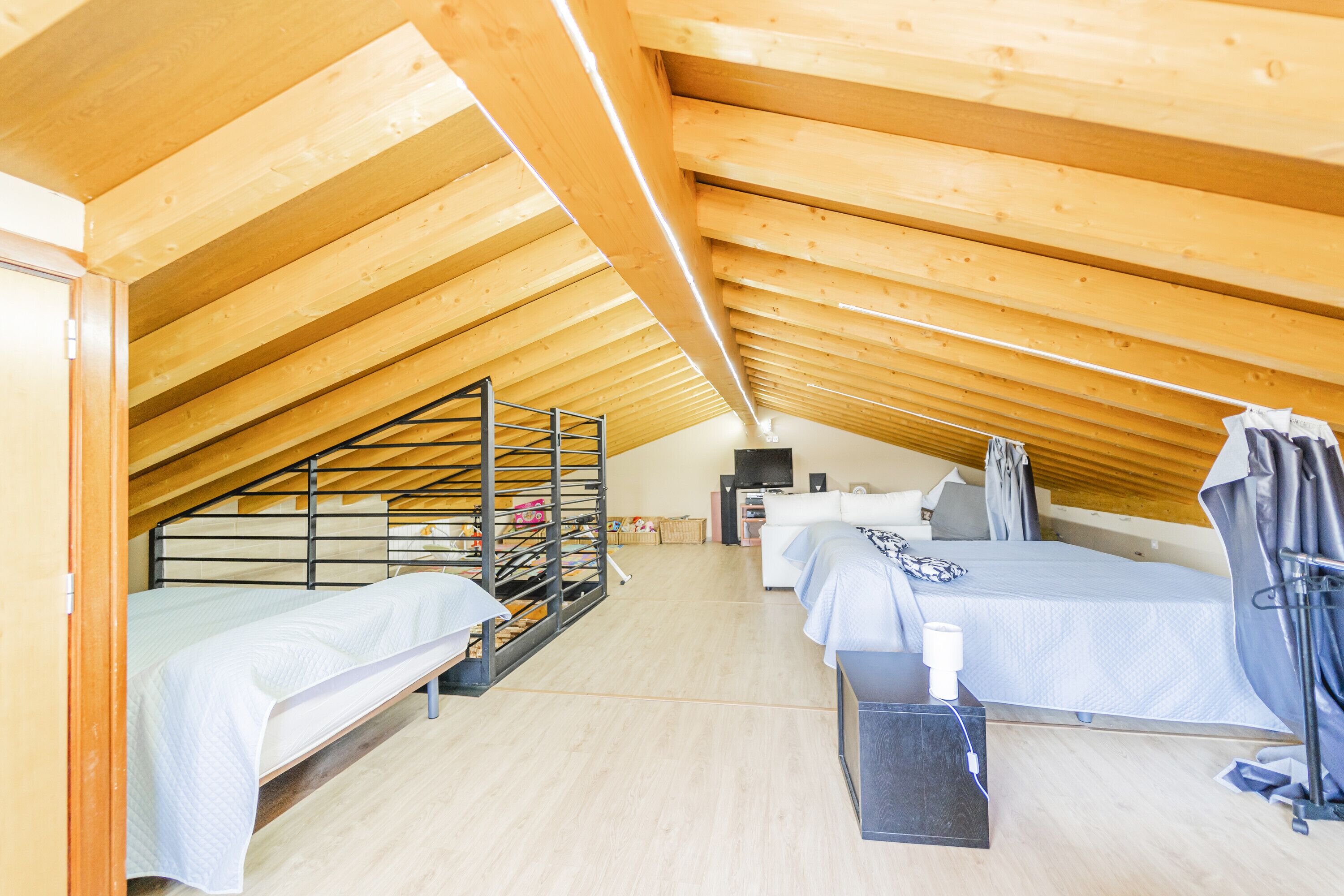 5 soverom, strykejern/-brett, wi-fi (inkludert) og sengetøy