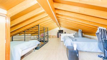 5 bedrooms, iron/ironing board, free WiFi, bed sheets