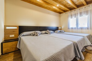 5 bedrooms, iron/ironing board, free WiFi, bed sheets