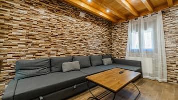 Een televisie en een open haard