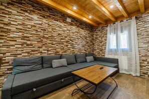 TV, fireplace - Country House 'Nueve Villas' with Private Garden and Wi-Fi (Amusco)