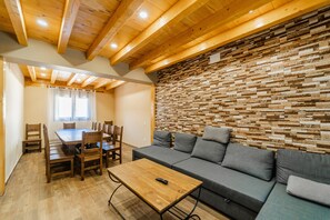 TV, fireplace - Country House 'Nueve Villas' with Private Garden and Wi-Fi (Amusco)