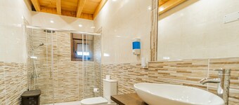 Country House 'Nueve Villas' with Private Garden and Wi-Fi