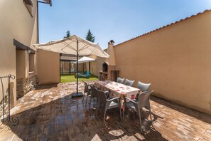 Outdoor dining - Country House 'Nueve Villas' with Private Garden and Wi-Fi (Amusco)