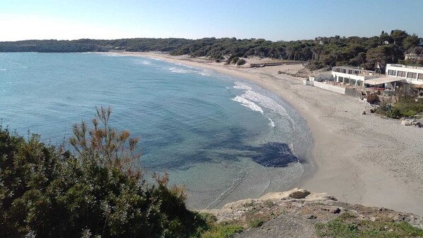 Una spiaggia nelle vicinanze