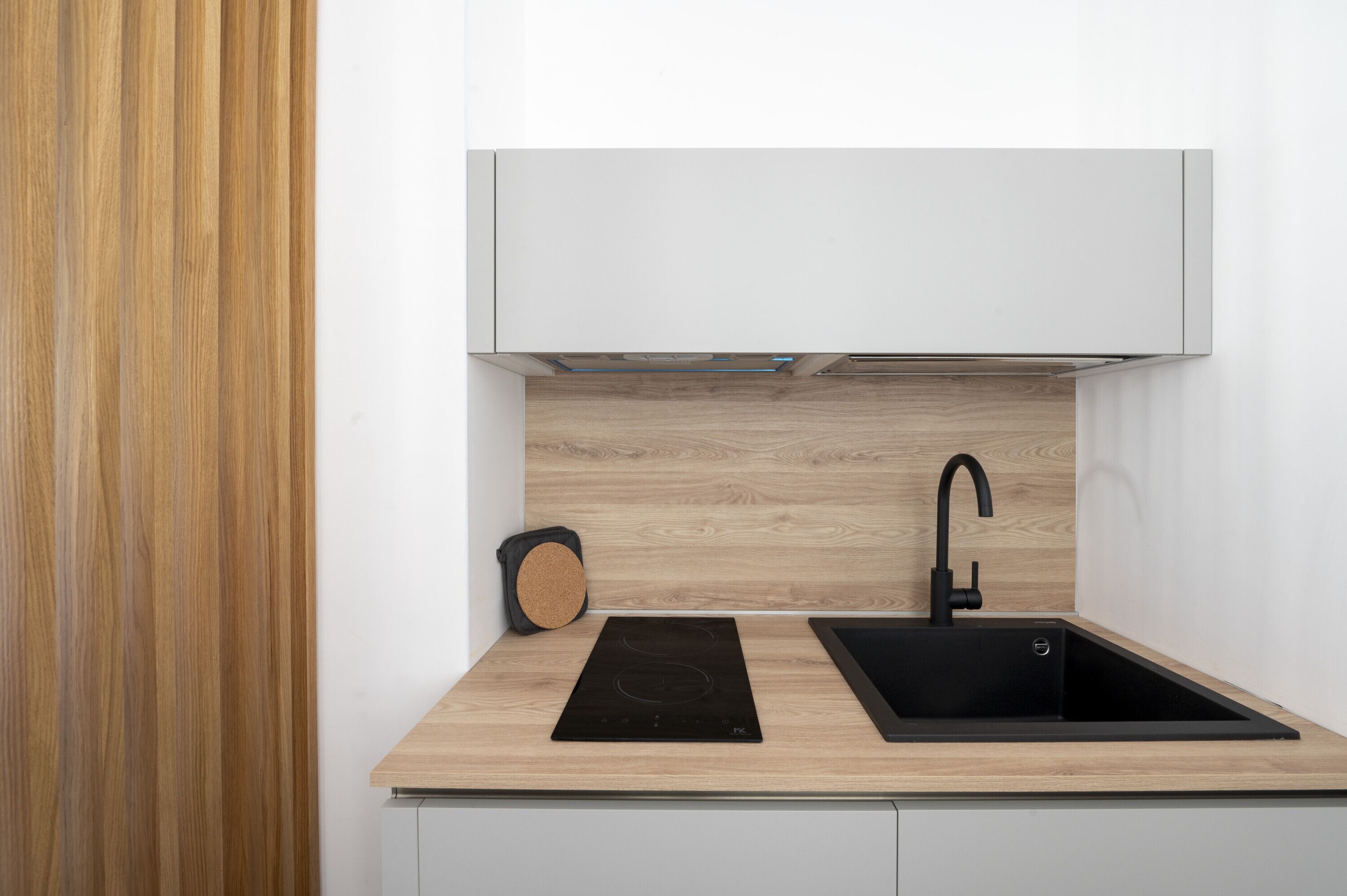 Kjøleskap, kokeplater, kaffetrakter/tekoker og vannkoker