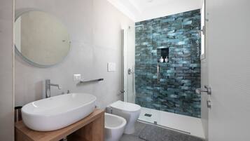 Dusche, Haartrockner, Handtücher
