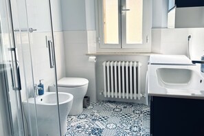 Douche, bidet, serviettes fournies