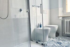Doccia, bidet, asciugamani