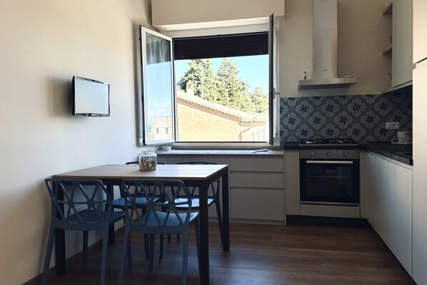 Fridge, oven, dishwasher, dining tables - S340 - Sirolo, new two-room apartment in the center with parking space (Sirolo)