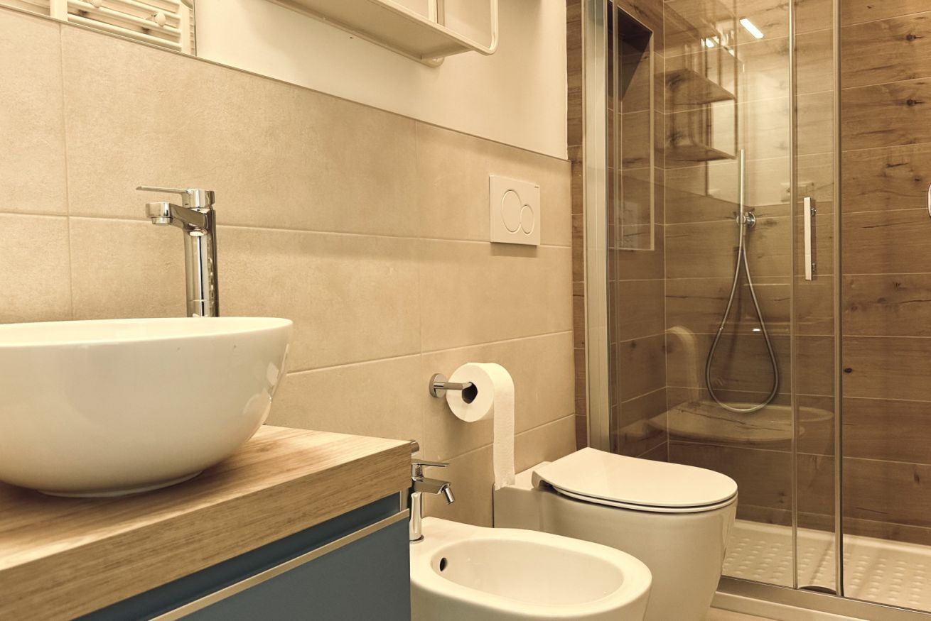 Een douche, een bidet, handdoeken