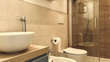 Een douche, een bidet, handdoeken