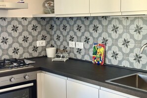 Fridge, oven, dishwasher, dining tables - S340 - Sirolo, new two-room apartment in the center with parking space (Sirolo)