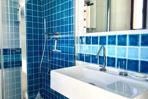 Shower, bidet, towels - M409 - Marcelli, delightful three-room apartment with garden (Marcelli)