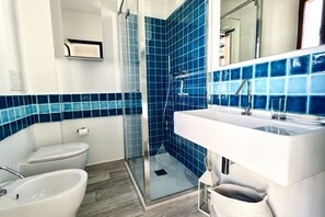 Regadera, bidet, toallas 