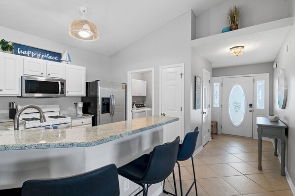 Fridge, microwave, oven, stovetop - Cozy 4-bedroom house in Destin in quiet neighborhood w/Golf cart & pool access (Destin)