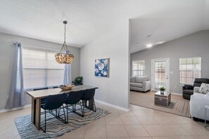 Interior - Cozy 4-bedroom house in Destin in quiet neighborhood w/Golf cart & pool access (Destin)