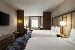 Escritorio, espacio para trabajar con laptop y cortinas blackout 