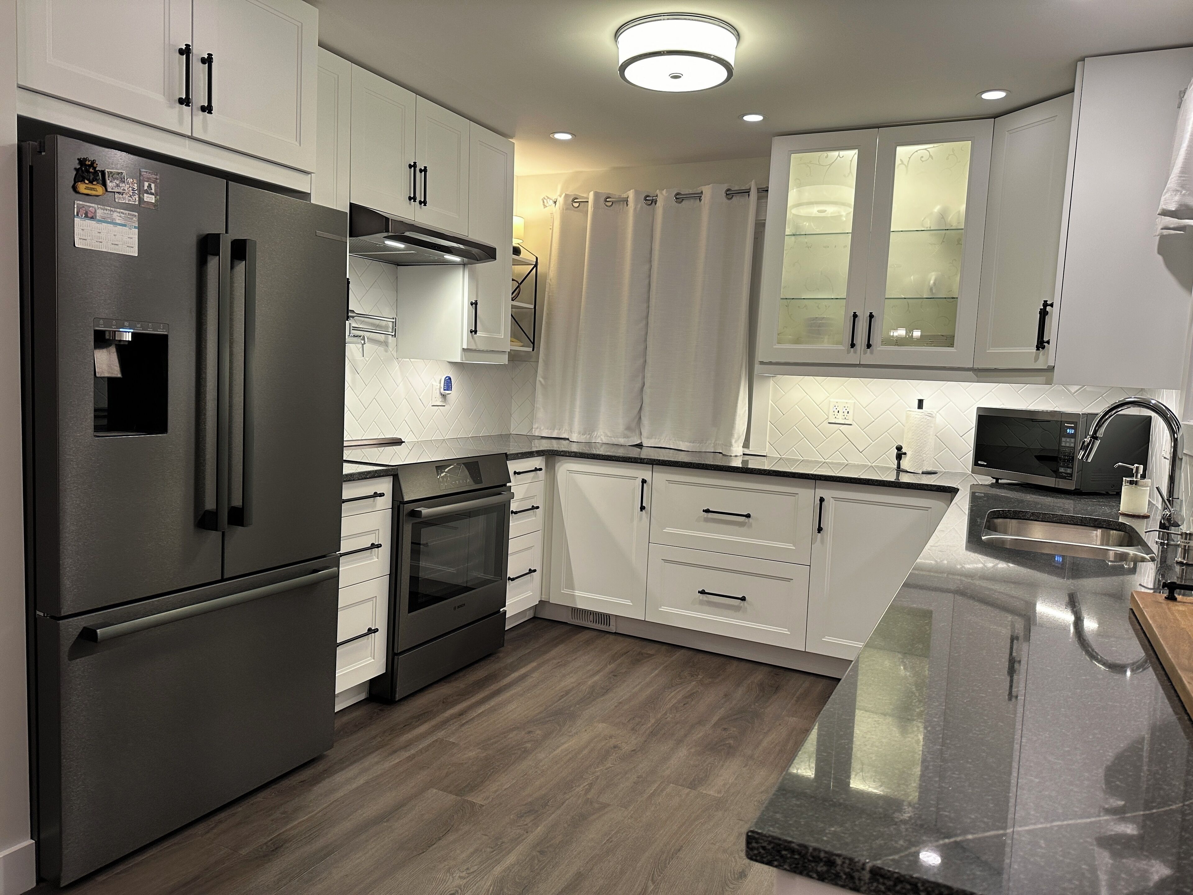 Réfrigérateur, micro-ondes, four, plaque de cuisson