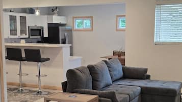 TV connectée, cheminée, baby-foot, livres